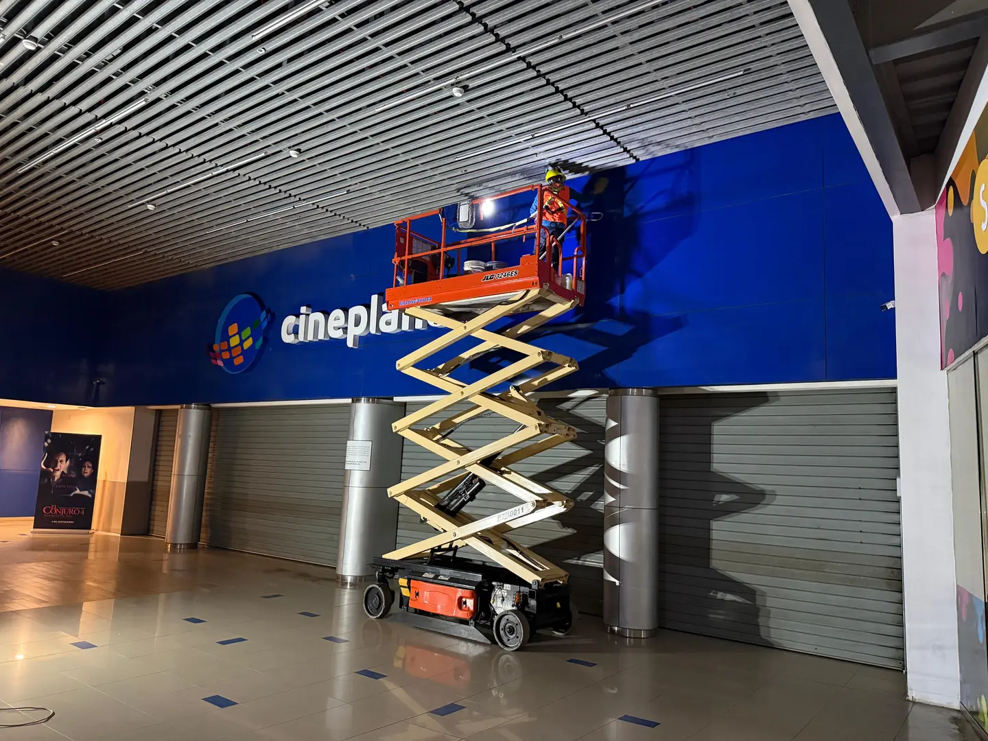 Limpieza real de letrero exterior de Cineplanet mediante plataforma elevadora